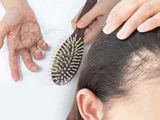 बाल लगातार झड़ रहे हैं तो लगाएं ये 5 स्पेशल हेयरपैक, हफ्ते भर में मिलेगा लाभ
